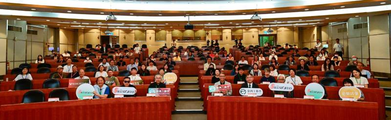 國立臺灣工藝研究發展中心8日舉辦2025國際工藝論壇暨研討會，透過分享來自多國的工藝文化，深入探討剖析工藝與生活之間的連結，引領與會者認識工藝技藝的精湛，感受工藝創作者對生活細節的細膩觀察與長年投入，實踐一種簡單而充滿智慧的生活美學。