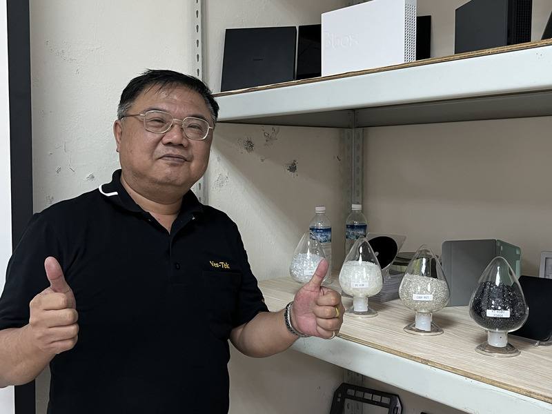 鍱德股份有限公司負責人賴明德說，鍱德靠著替光碟片做光學級染色起家，後來走向永續發展（ESG），將塑料功能性改質後，成為符合廠商要求的塑粒