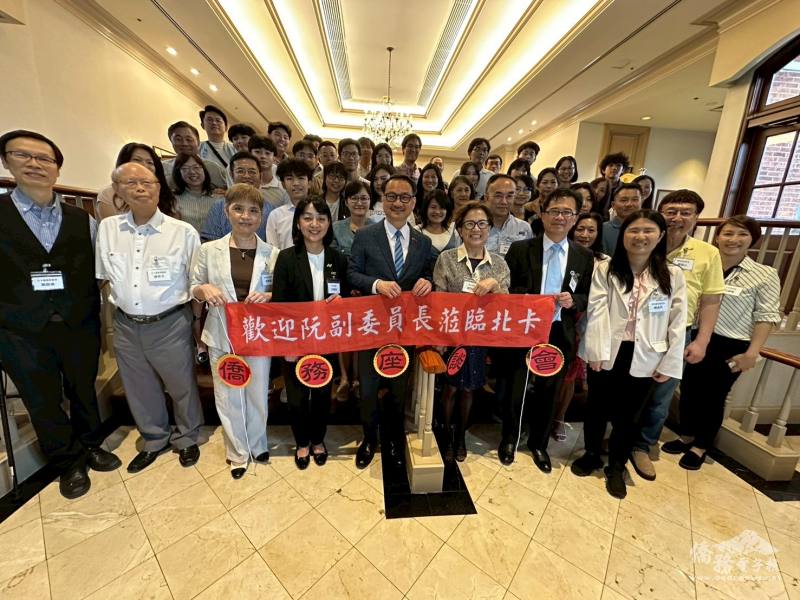 阮昭雄與全體座談會參與者合影