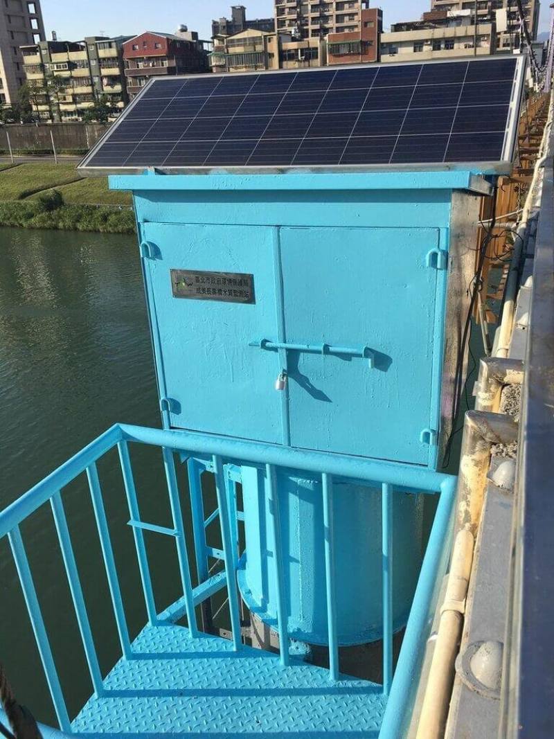 台北市環保局8日表示，為即時掌握河川水質變化，陸續在淡水河、基隆河、新店溪及景美溪建置5座固定式太陽能水質自動監測站，全天候監控水溫、酸鹼值、溶氧與導電度等指標，打造死魚事件預警機制（台北市環保局提供）