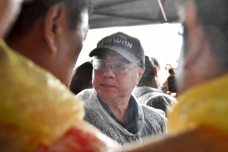 行政院長卓榮泰視察新港鄉設施蕹菜農損情形