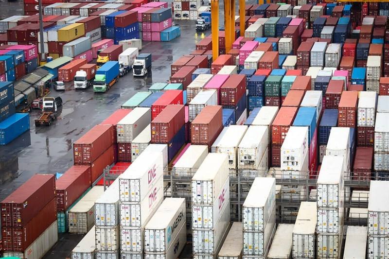 Stacked containers at the port of Keelung. CNA file photo