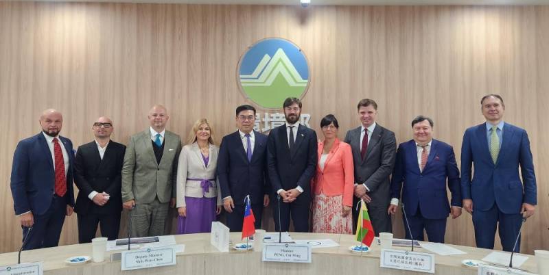 彭啓明部長與立陶宛訪賓合照