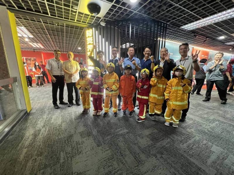 台北市消防局歡慶30週年，9日在防災科學教育館發表「防災元宇宙」全新展區，台北市副市長張溫德（2排右5）指出，此展區運用全新科技打造，盼讓民眾可親身體驗，學習防火、防災、自救的知識與技能。（台北市消防局提供）