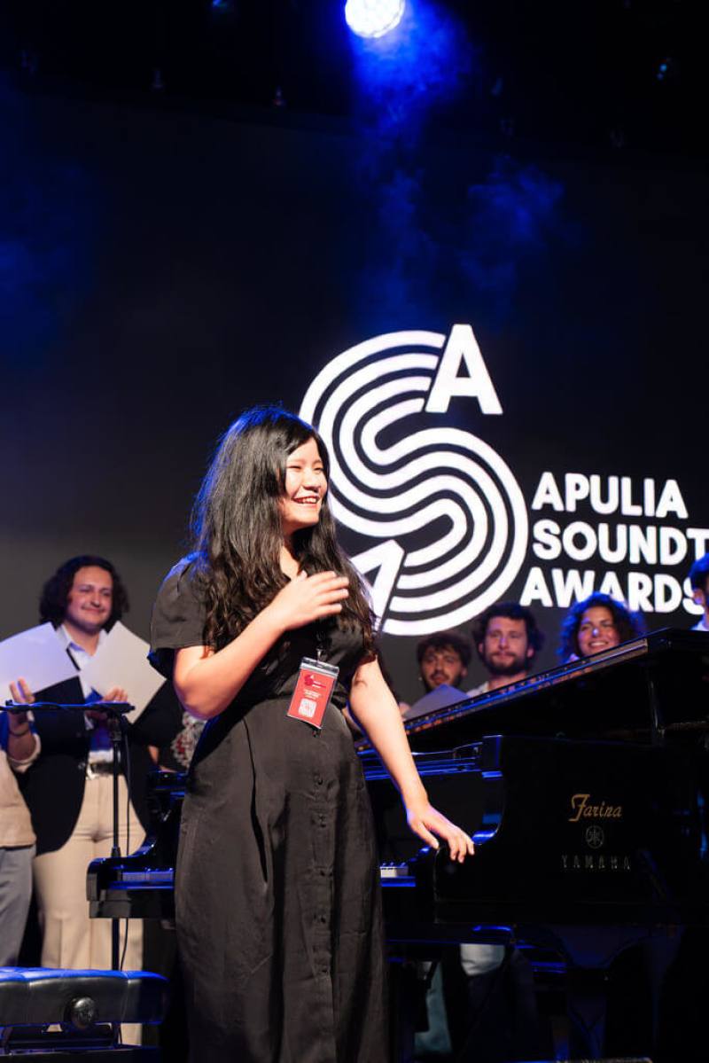 台灣作曲家江宜臻（前）獲義大利「普利亞電影配樂獎」，並在頒獎典禮演出為電影「歸舟」製作的片尾音樂。（江宜臻提供）