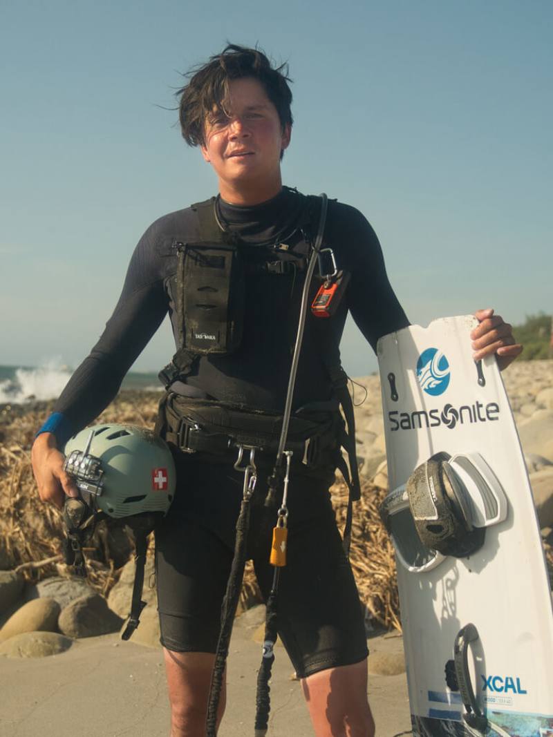 瑞士籍風箏衝浪挑戰者修爾茲（Geza Scholtz）2日從馬祖東莒島出發，花費10小時抵達桃園永安漁港旁海岸，完成全球首次以風箏衝浪穿越台灣海峽壯舉。（Geza Team提供）