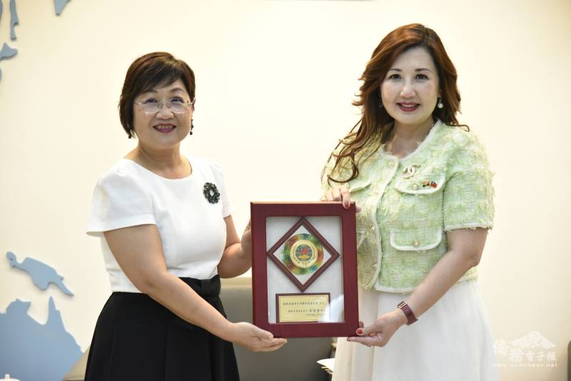 徐佳青贈禮予張聖儀