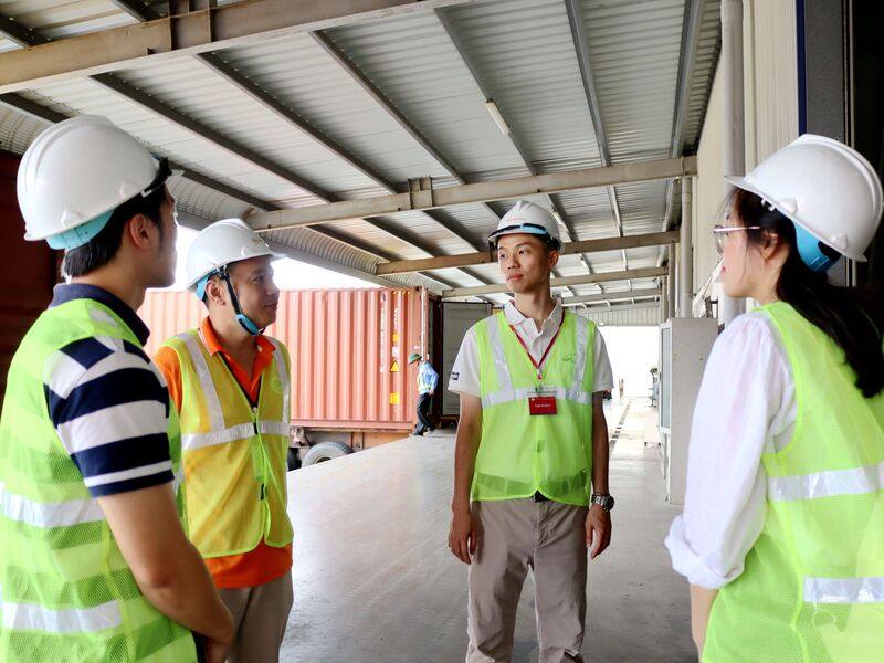 鴻泰國際物流有限公司海防分公司業務經理黃元廷（右2）觀察，越南與美國的對等關稅架構確定之後，客戶就能為產品定價，有感受到訂單在逐漸回穩