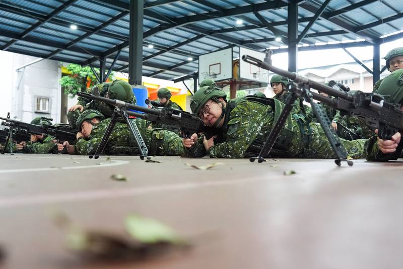 訓員實施機槍射擊預習