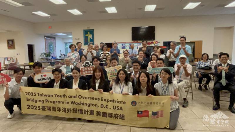 阮昭雄一行與華府臺僑及搭僑計畫學生們在華府臺灣基督長老教會內大合照