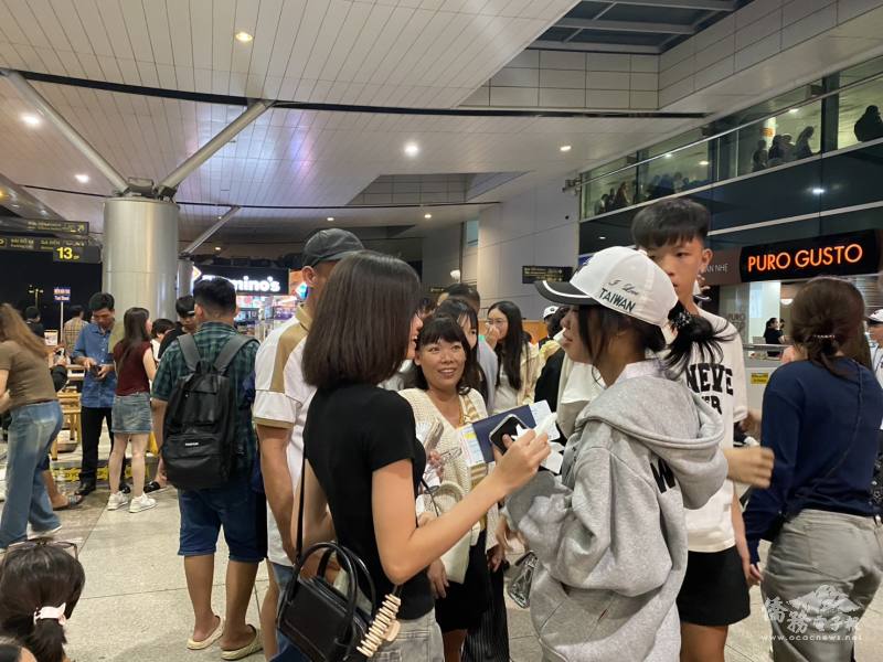 學生於機場與親友道別，依依不捨