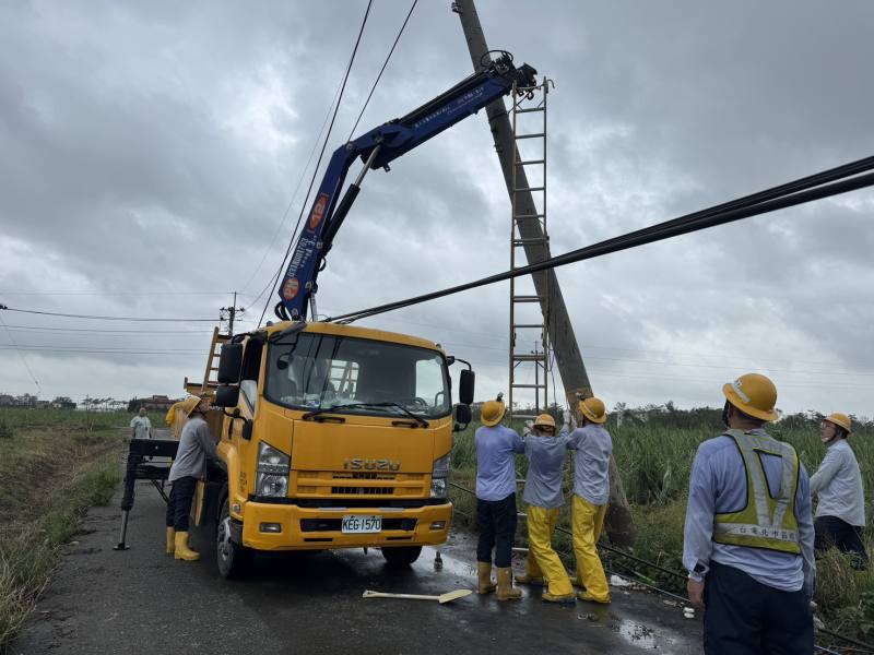 台電持續動員，可支援人力幾已傾巢而出，全國各區處超過9成搶修人力都集中嘉南全力投入復電作業