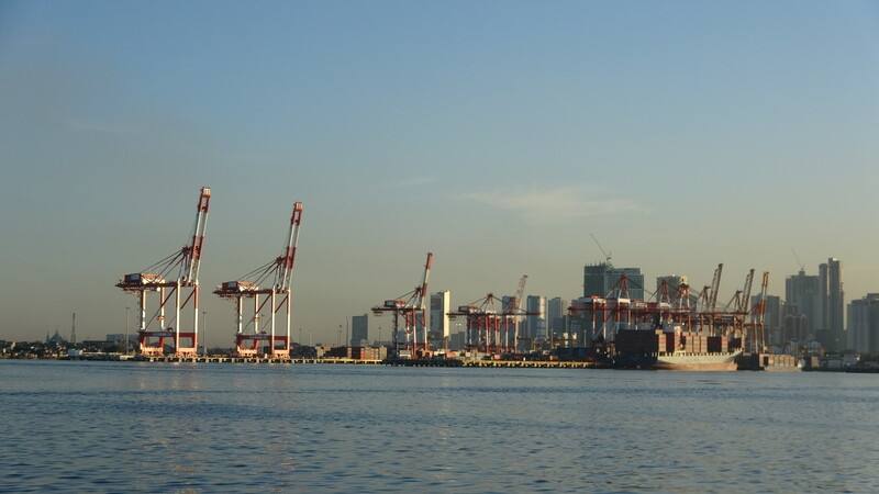 美國總統川普9日公布新一波關稅稅率，菲律賓從17%升為20%，旅菲台商認為可能影響外國企業轉進菲律賓設廠的意願。圖為馬尼拉貨櫃碼頭