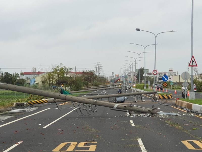 丹娜絲颱風在無中央山脈屏障下重創嘉南平原，全國電桿倒斷規模統計至今，已達近2,500支