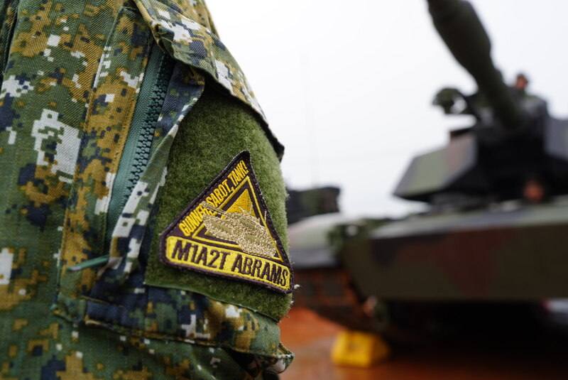 M1A2T戰車10日實彈射擊，圖為官兵配戴接裝臂章