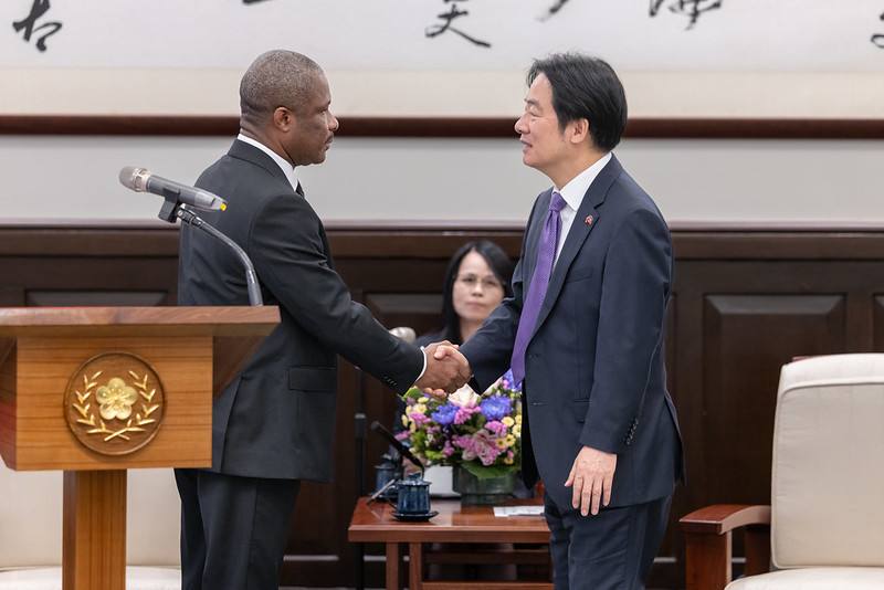President Lai shakes hands with Haiti Foreign Minister Jean-Victor Harvel Jean-Baptiste.