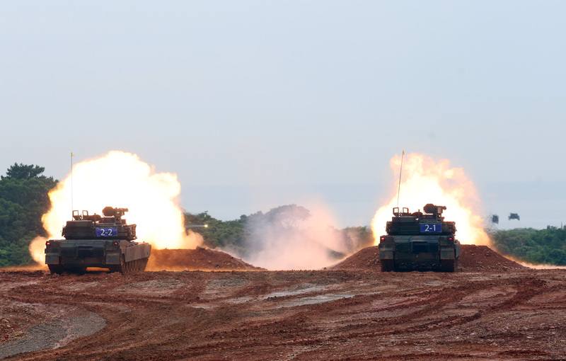Two M1A2T tanks fire missiles simultaneously during Thursday's drill. CNA photo July 10, 2025