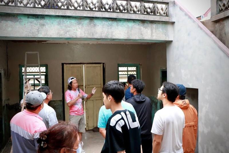 成大昶閎科技執行長郭文毅帶領DIY工作坊學員，改造位於澎湖西嶼大池村的大角工作室。（成大昶閎提供）