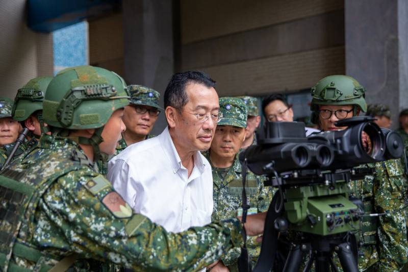 國防部長顧立雄9日視導陸軍206旅教召專長訓練情形，並了解裝備性能