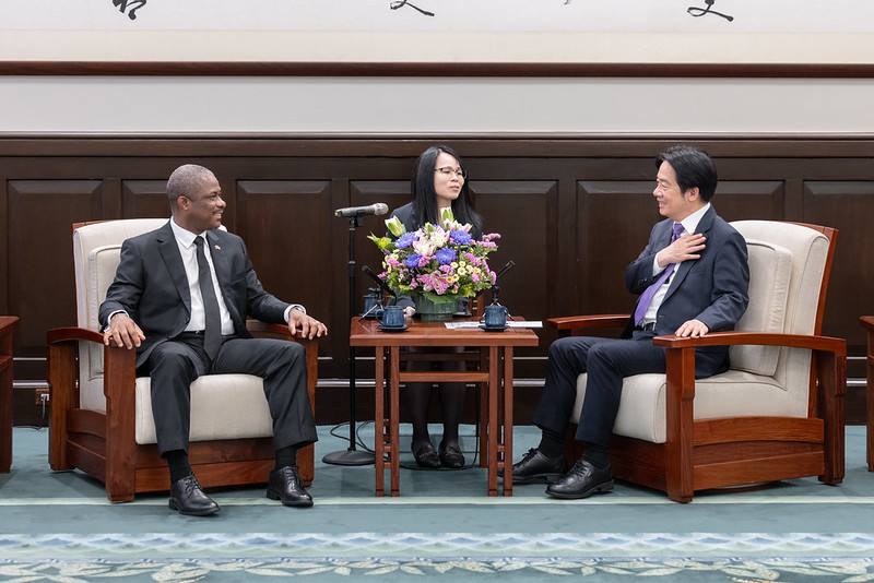 President Lai exchanges views with Haiti Foreign Minister Jean-Victor Harvel Jean-Baptiste.