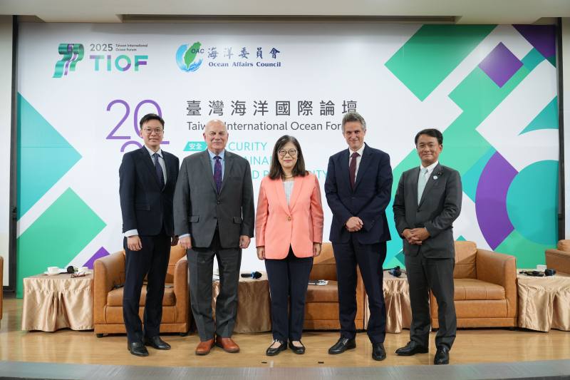 2025臺灣海洋國際論壇「高層對話」由美國《華盛頓時報》總裁 Thomas P. McDevitt 主(左2)持，與談人包括海洋委員會主任委員管碧玲(中間)、國家安全會議副秘書長林飛帆（左1）、英國前國防大臣現任國會議員 Gavin Williamson（右2）、日本立憲民主黨眾議員青山大人(右1)