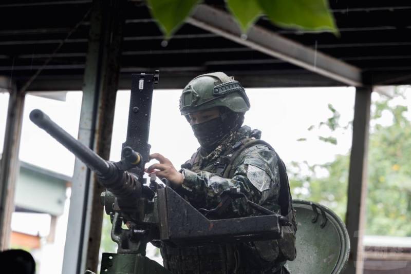 官兵將50機槍固定於槍塔