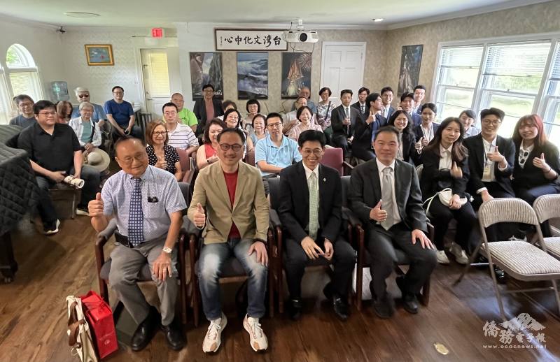 僑委會副委員長阮昭雄、文教中心主任黃正杰及12位來自臺灣參加搭僑計畫的學生到臺灣文化中心參訪，與僑務委員簡明子及中心理事長黃泰郎等合影