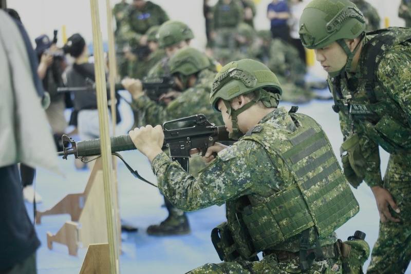 漢光41號演習實兵操演首日，第五作戰區步兵302旅9日在苗栗縣結合「同心操演」實施召員專長複訓，召員在教官引導下熟悉各項武器性能及操作要領