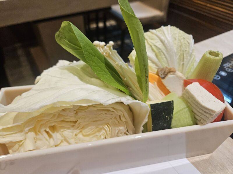 台灣有近3成民眾罹患代謝症候群，營養師分享以「雜糧飯、3碗菜、大豆魚」能逆轉代謝症候群，其中3碗菜則是攝取3份蔬菜，關鍵在菜色能像彩虹一樣繽紛，以攝取更多不同營養