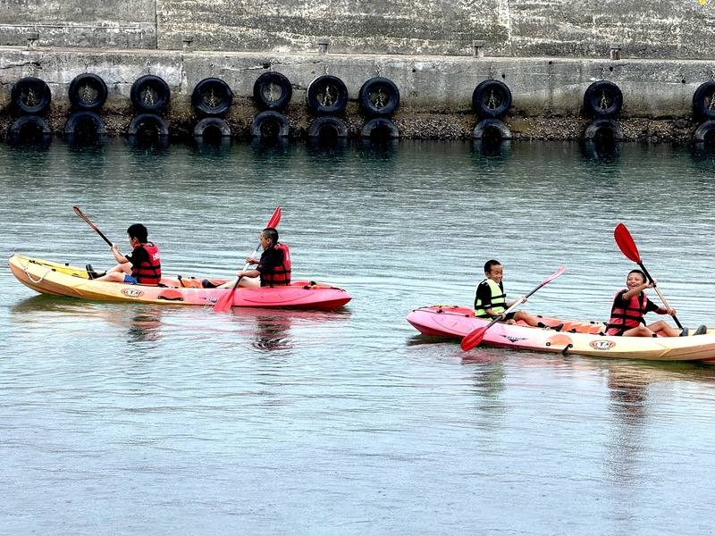 2025年黑潮大哥盃少棒賽在綠島舉行，標榜「你陪我打球、我帶你玩水」的獨特性，結合棒球賽事技術切磋和水域活動搭配，話題性十足，小球員們9日開心體驗划獨木舟