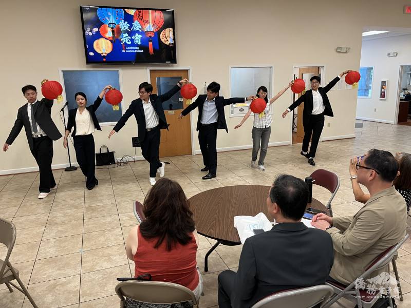 搭僑計畫學生在華府臺灣基督長老教會內，為來賓們展現成果表演