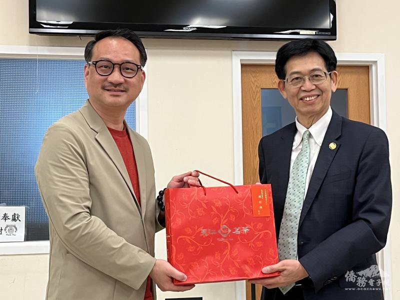 阮昭雄向簡明子贈送紀念品