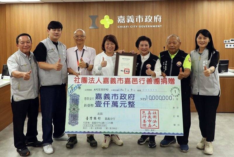 颱風丹娜絲造成嘉義市嚴重災情，社團法人嘉義市嘉邑行善團9日由理事長鄭秀玉（右3）代表，捐助嘉義市政府新台幣1000萬元盼助重建，市長黃敏惠（右4）回贈感謝狀