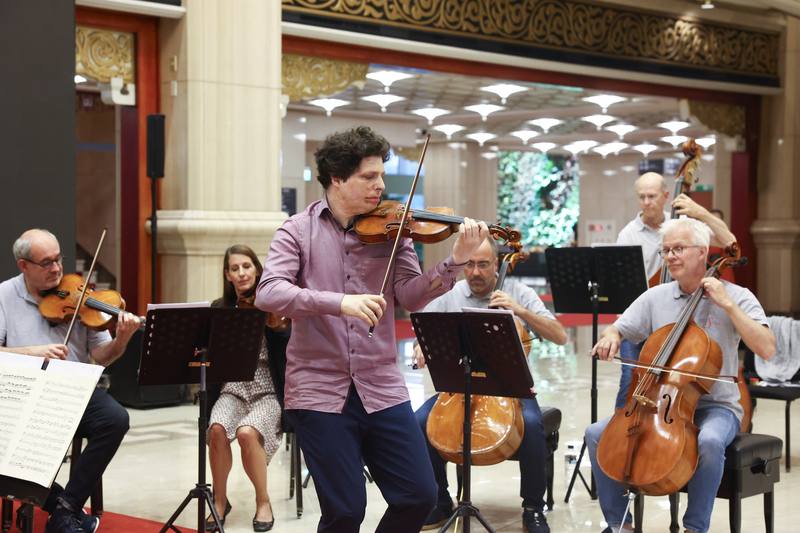 小提琴名家奧古斯汀．哈德利希（Augustin Hadelich）（粉色上衣者）與柏林愛樂巴洛克獨奏家合奏團（Berliner Barock Solisten）9日在台北共同出席記者會，現場演奏一小段精彩曲目，為即將在台登場的3場巡演宣傳造勢