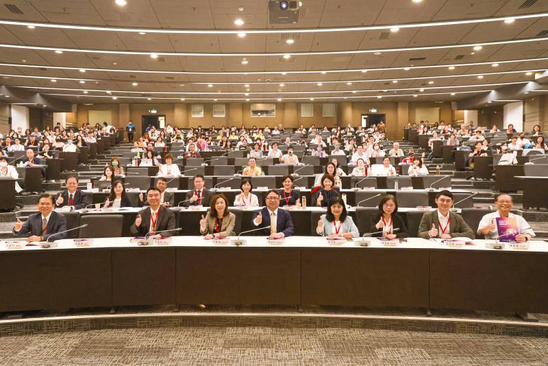 與會人員全體大合影