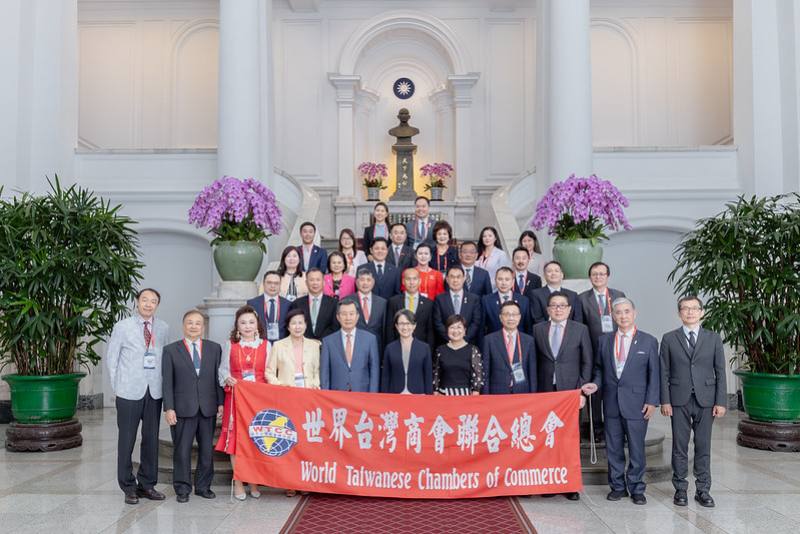 副總統與「世界臺灣商會聯合總會第31屆回國訪問團」合影