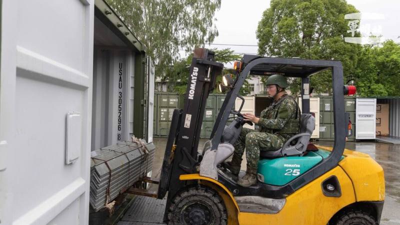 漢光演習第2天，第五作戰區工兵部隊10日實施「阻材貨櫃裝載暨預屯整備」，藉由貨櫃模組化裝載，待接獲命令後立刻預置戰術位置。（軍聞社提供）