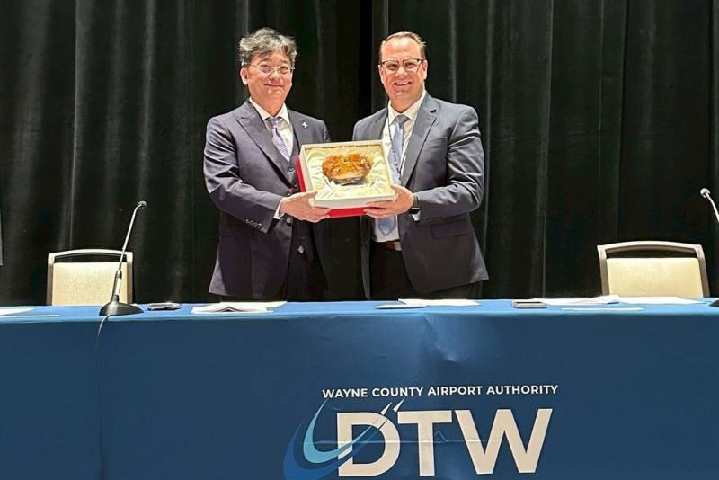 桃園國際機場公司副總經理李俊德（左）及底特律機場主管機關韋恩郡機場管理局執行長紐敦（右）擔任雙方簽約人，共同簽署姊妹機場合作備忘錄（MOU）並互相致贈禮物，可望促成雙邊直航航班。（桃園國際機場公司提供）