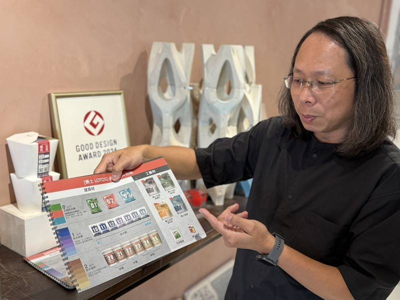 成大昶閎科技執行長郭文毅說明其開發的DIY修繕產品，並在包裝設計下功夫，獲得Good Design Award、金點設計獎肯定