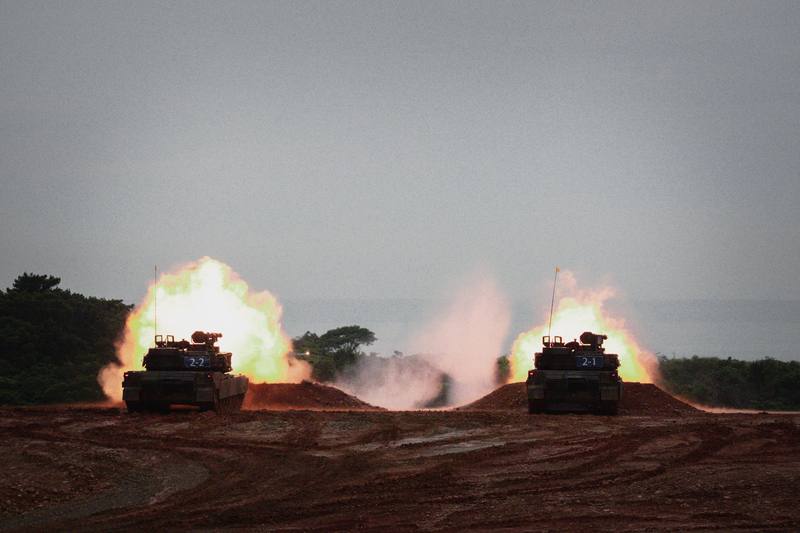 M1A2T戰車10日在新竹坑子口訓場實施120公厘戰車砲實彈射擊，並命中目標