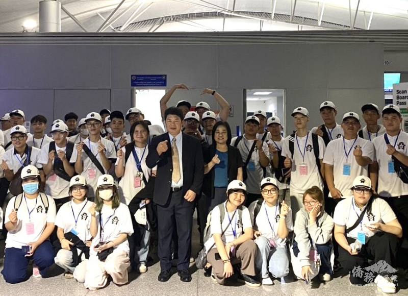 駐胡志明市辦事處處長韓國耀(中間西裝者)與學生合影