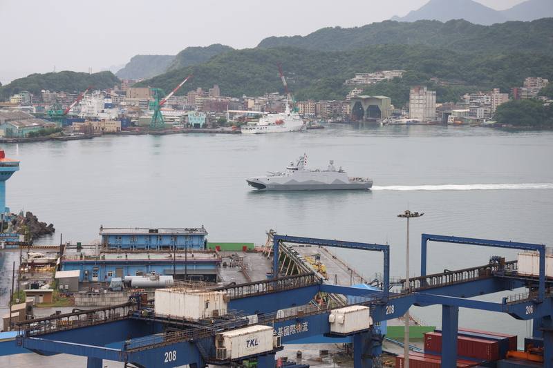 國軍年度重大軍事演習「漢光41號」實兵操演9日起登場，首日聚焦演練中共對台進行中、高強度灰色地帶襲擾，國軍進行相對應處作為，海軍沱江級巡邏艦「萬江艦」（後中）下午接獲命令後，緊急駛出基隆港實施海上戰術機動