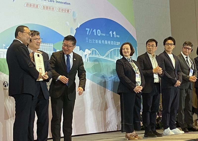 2025長照創新國際研討會10日在板橋舉行，新北市長侯友宜（左）頒發獎狀給參與論壇的國內外學者及政策代表，包括衛福部政務次長呂建德（左3）等人入列。