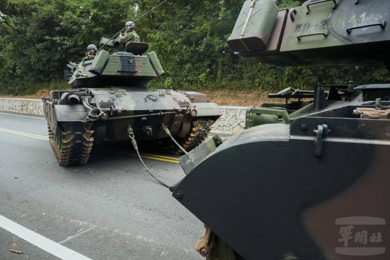 官兵執行戰場搶修演練