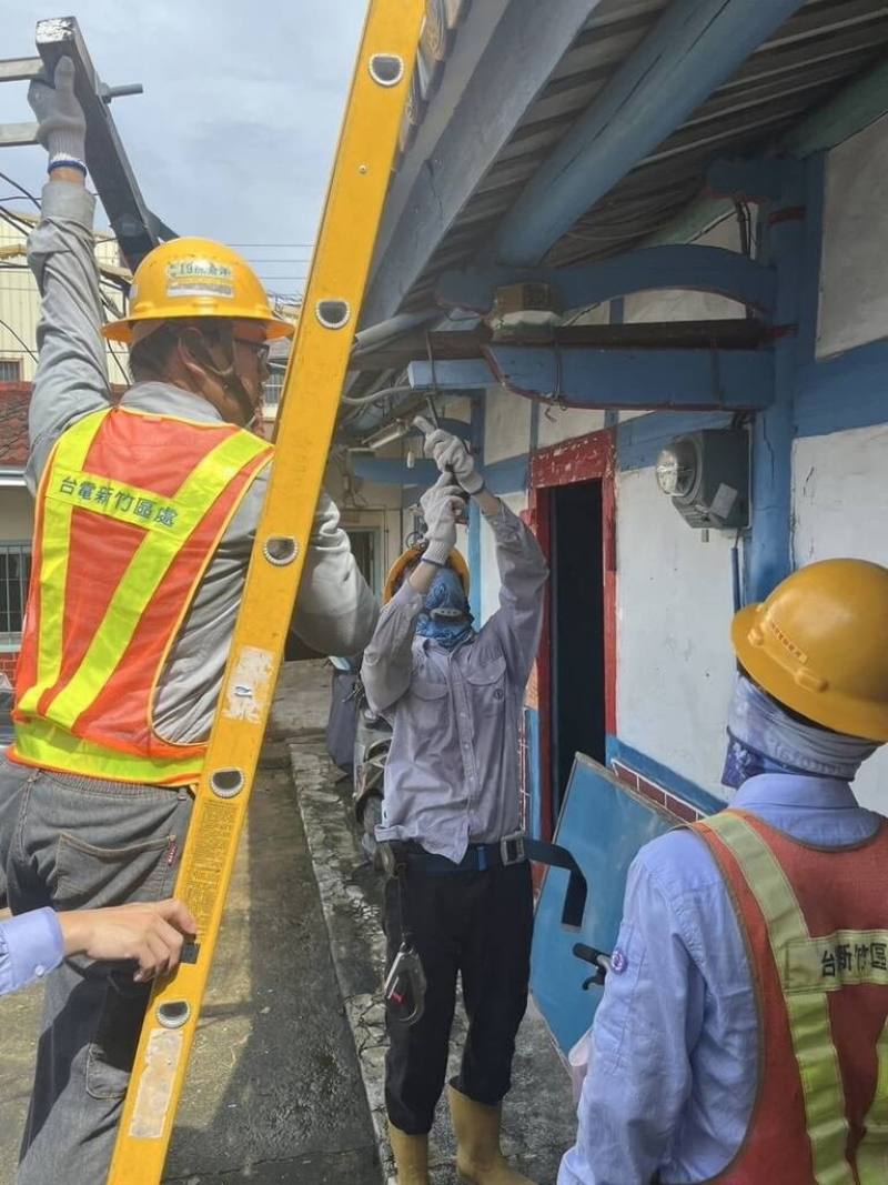 台灣電力公司嘉義區營業處11日表示，風災過後民眾務必檢查電表與線路有無異常，若發現電表（線路）傾斜、破損、泡水，請勿自行觸碰或試圖復電。圖為台電人員於民宅修理線路。（台電提供）