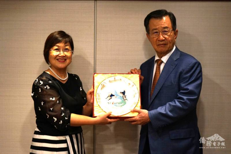 徐佳青（左）致贈紀念品，世總總會長吳光宜（右）代表接受