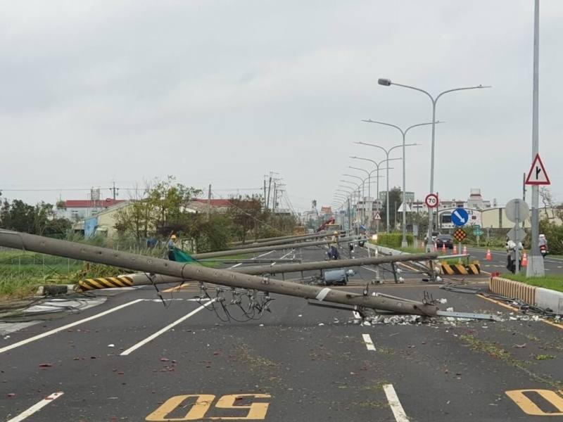 颱風丹娜絲在無中央山脈屏障下重創嘉南平原，全台電桿倒斷規模統計至今，已達近2500支。（台電提供）