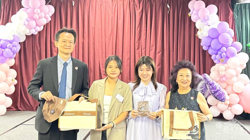 訪團團長楊珮涵（左二）感謝臺美商會會長葉旭旻（左一）、橙縣文教中心主任蕭蓓如（右二）及僑務諮詢委員林翠雲熱情接待