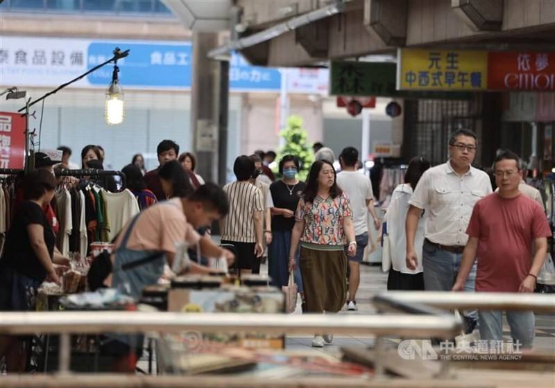 Shoppers browse items at a market in New Taipei. CNA file photo
