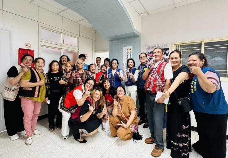 新北市萬里區原住民族發展協進會承接設立的「萬里區原住民族文化健康站」11日正式揭牌，為新北市設立的第27處文健站，也是萬里區第一間文健站。（新北市原民局提供）